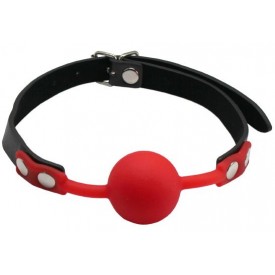 Красный силиконовый кляп-шарик с фиксацией на черных ремешках